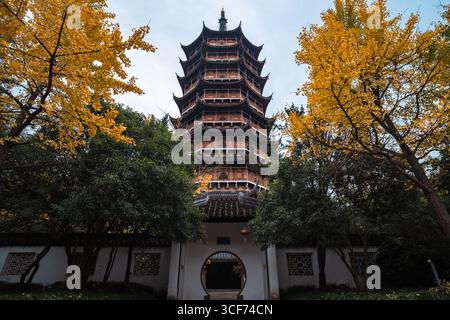 Erkunden Sie die traditionelle chinesische Architektur in einer alten Pagode, umgeben von Herbstlaub Stockfoto