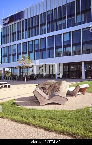 Garching, Deutschland - Panoramablick auf Gebäude und Architektur des Campus und Forschungszentrums der TUM: t Stockfoto