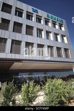 Garching, Deutschland - Panoramablick auf Gebäude und Architektur des Campus und Forschungszentrums der TUM Stockfoto