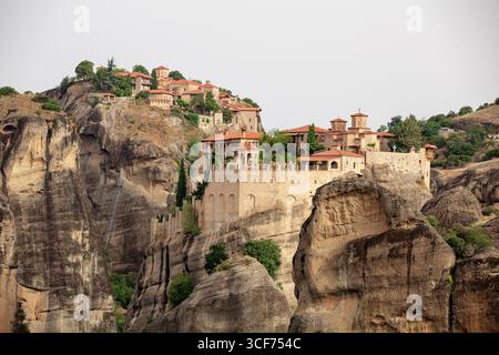 Meteora-Klöster in Griechenland, UNESCO-Weltkulturerbe mit byzantinischen Klöstern, die auf dramatischen Felspfeilern und Berglandschaften thronen Stockfoto