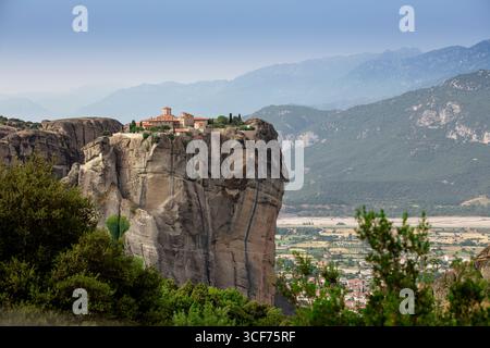 Meteora-Klöster in Griechenland, UNESCO-Weltkulturerbe mit byzantinischen Klöstern, die auf dramatischen Felspfeilern und Berglandschaften thronen Stockfoto