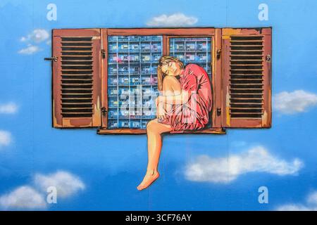 Street Art gemaltes Wandbild Nr. 18 der Künstler jana & js auf „Le Mur“, einem öffentlichen Kunstraum, der alle zwei Monate in Tours, Indre-et-Loire (37), Frankreich, geändert wurde. Stockfoto