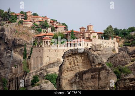 Meteora-Klöster in Griechenland, UNESCO-Weltkulturerbe mit byzantinischen Klöstern, die auf dramatischen Felspfeilern und Berglandschaften thronen Stockfoto