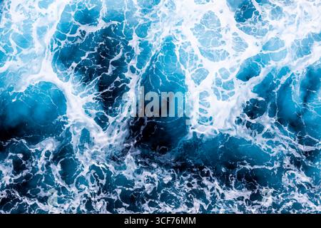 Hintergrund der Meeresoberfläche. Blick von oben auf atemberaubendes, schaumiges Wasser. Kann in Umschlägen, Verpackungen, Poster, Texturen, Bannern, Kunst- und Designprojekte. Stock Vektor