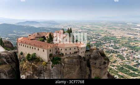 Meteora-Klöster in Griechenland, UNESCO-Weltkulturerbe mit byzantinischen Klöstern, die auf dramatischen Felspfeilern und Berglandschaften thronen Stockfoto