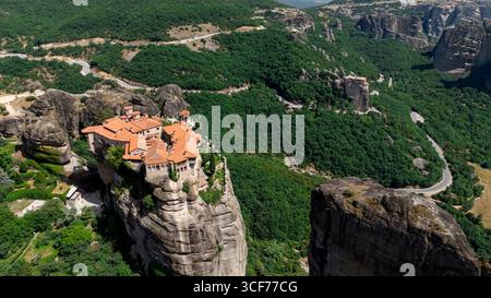 Meteora-Klöster in Griechenland, UNESCO-Weltkulturerbe mit byzantinischen Klöstern, die auf dramatischen Felspfeilern und Berglandschaften thronen Stockfoto