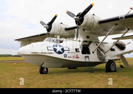 Konsolidiertes PBY Catalina Langstreckenflugzeug aus dem 2. Weltkrieg, Miss Pick Up, in den Farben der USAAF. G-PBYA auf statischer Anzeige bei der RAF Syerston Air Show. Augu Stockfoto