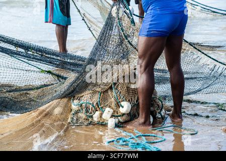 Ein halber Körper von nicht identifizierten Fischern, die ein Fischernetz ziehen. Angelsport. Brasilien Stockfoto
