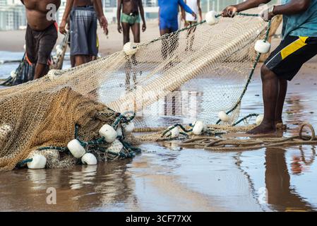 Ein halber Körper von nicht identifizierten Fischern, die ein Fischernetz ziehen. Angelsport. Brasilien Stockfoto