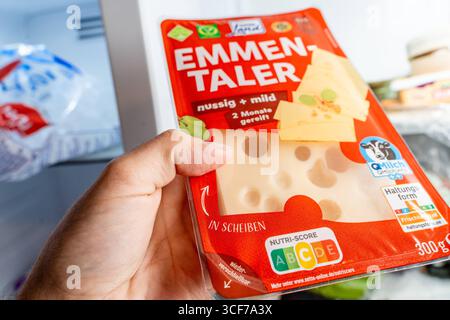 Bayern, Deutschland - 21. August 2025: Eine Hand hält ein Paket Käsescheiben, die Nutri-Score ist an der Front als Ampel prangt. Die Verpackung kombiniert Produkt- und Nährwertkennzeichnung. Orientierung und Vergleich für bewusstes Essen *** eine Hand hält eine Packung Käsescheiben, vorn prangt der Nutri-Score als Ampel. Die Verpackung verbindet Produkt und Nährwertkennzeichnung. Orientierung und Vergleich für bewussten Lebensmitteleinkauf Stockfoto