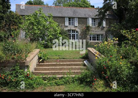 Großes Steinhaus in einem Garten Stockfoto