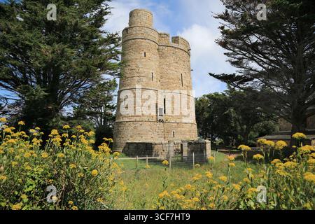 Beeindruckender mittelalterlicher Turm auf der Insel Ebihens in der französischen Bretagne Stockfoto