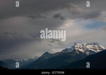 Eine Hochsommerfront über dem Walliser Gebiet und Dent du Midi mit Schnee darauf, rechts vom Bild. Stockfoto