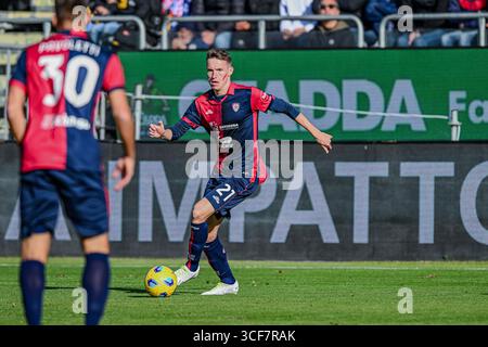 Cagliari, Italien. November 2023. Foto Gianluca Zuddas/LaPresse26-11-2023 Cagliari, Italia - Sport, calcio - Cagliari vs Monza - Campionato italiano di calcio Serie A TIM 2023/2024 - Stadio Unipol Domus. Nella Foto: azione in avanti di Jakub Jankto (centrocampista Cagliari Calcio) 26. November 2023 Cagliari, Italien - Sport, Fußball - Cagliari vs Monza - Campionato italiano di calcio Serie A TIM 2023/2024 - Unipol Domus Stadium. In the PIC: Forward Action von Jakub Jankto (Mittelfeldspieler Cagliari Calcio)“ Credit: LaPresse/Alamy Live News Stockfoto