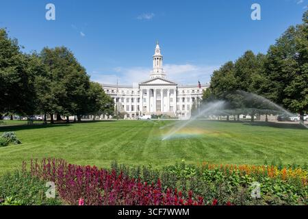 Denver, CO, USA, 11. Juni 2025; flacher Blick über den Garten und den Rasen des Civic Center Park, der mit Sprinklern bewässert wird, sowie auf den Stadtrat von Denver und Stockfoto