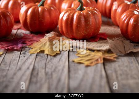 Herbst Kürbisse Hintergrund auf rustikalem Holztisch Stockfoto
