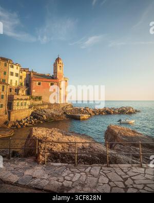 Tellaro Dorf bei Sonnenuntergang. Die Kirche und ein kleines Boot im Meer. Golfo dei Poeti oder Golf der Dichter. Ligurien Region, Italien, Europa. Stockfoto