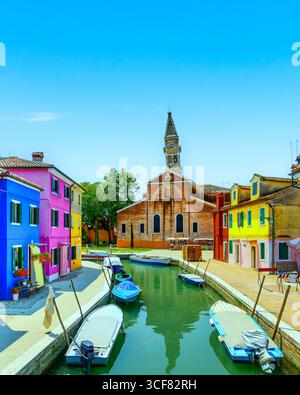 Insel Burano, Regenbogenhäuser und die Kirche San Martino mit ihrem schiefen Glockenturm. Venedig, Region Venetien, Italien Stockfoto