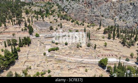 Antike Ausgrabungsstätte Delphi in Griechenland, Heiliger Apollotempel auf dem Berg Parnass mit antiken Ruinen und dramatischer Berglandschaft Stockfoto