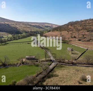 Erhöhter Blick nach Westen entlang langstrothdale in Richtung Hubberholme in wharfedale yorkshire dales im Norden yorkshire england im Frühling mit Schafen in Fie Stockfoto