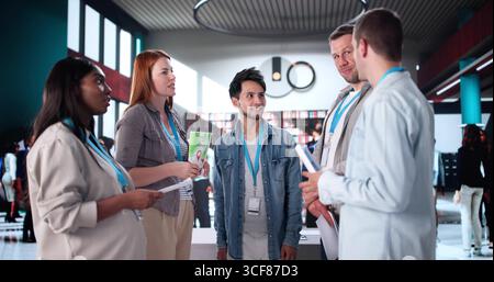 Afroamerikanerin Spricht In Der Diversen International Business Convention Hall. Stockfoto