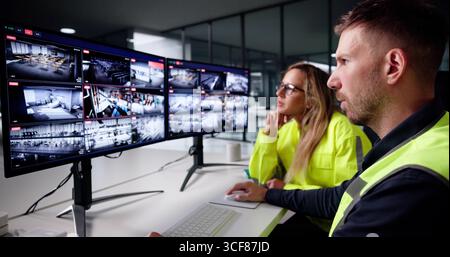 Die Überwachungsbehörde des Unternehmens untersucht die Aufnahmen des Überwachungssystems für Überwachungskameras Stockfoto
