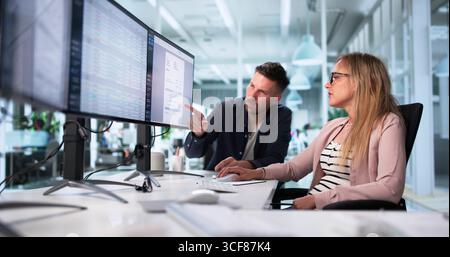 Medizinische Abrechnungsspezialisten Im Büro, Die Desktop-Computer Für Die Kodierung Verwenden. Stockfoto
