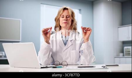 Medizinischer Profi, Der Ruhe Mit Yoga Und Meditation Pause Einnimmt Stockfoto