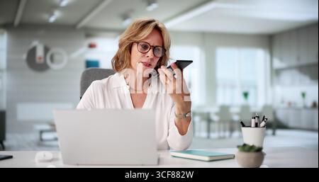 Professionelle Frau, Die Kundenanrufe Und Computerarbeit Von Zu Hause Aus Verwaltet Stockfoto