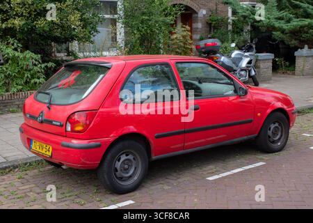 Red Mazda 121 Auto In Amsterdam, Niederlande 20-8-2025 Stockfoto