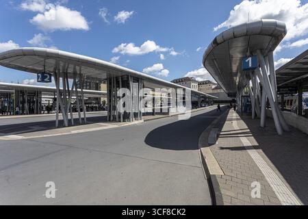 Busbahnhof Wuppertal Hauptbahnhof - Wuppertal, Nordrhein-Westfalen, Deutschland Stockfoto