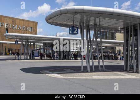 Busbahnhof Wuppertal Hauptbahnhof - Wuppertal, Nordrhein-Westfalen, Deutschland Stockfoto