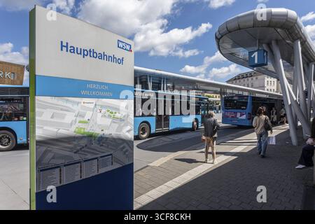 Busbahnhof Wuppertal Hauptbahnhof - Wuppertal, Nordrhein-Westfalen, Deutschland Stockfoto