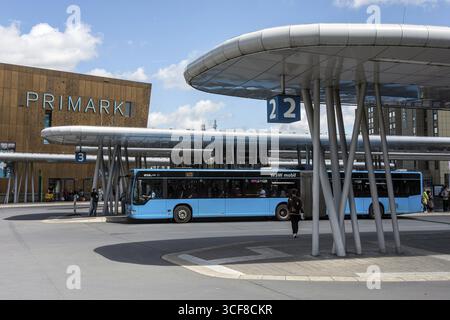 Busbahnhof Wuppertal Hauptbahnhof - Wuppertal, Nordrhein-Westfalen, Deutschland Stockfoto