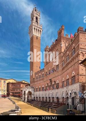 Siena, Toskana, Italien - 14. August 2025: Der Palazzo Pubblico (Rathaus) und der Mangia-Turm auf der Piazza del Campo wurden für den Palio dell'Assunt vorbereitet Stockfoto