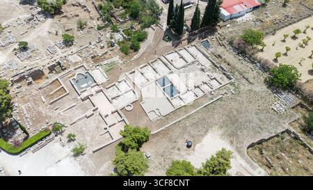 Archäologischer Fundort des antiken Korinth in Griechenland, historische griechische und römische Ruinen mit dem Apollontempel, antike Säulen und Landschaft des Peloponnes Stockfoto