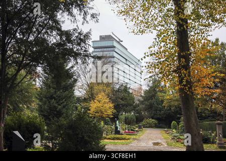 Loreal Deutschland, im Vordergrund der Nordfriedhof, Düsseldorf, Nordrhein-Westfalen, Nordrhein-Westfalen, Deutschland Stockfoto