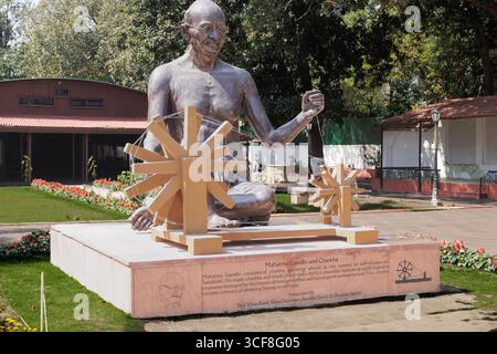 Statue von Gandhi mit seinem Webstuhl bei Raj Ghat Stockfoto
