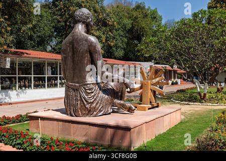 Statue von Gandhi mit seinem Webstuhl bei Raj Ghat Stockfoto