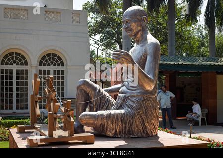 Statue von Gandhi mit seinem Webstuhl bei Raj Ghat Stockfoto
