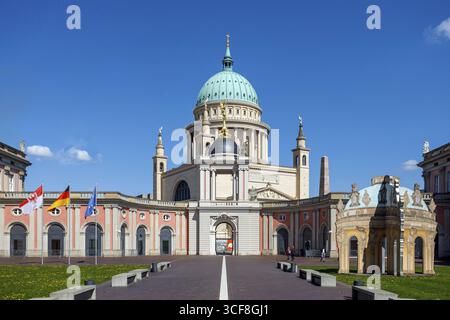 Potsdamer Stadtschloss und Landtag Brandenburg, Innenhof mit dem Kunstwerk Encore, symbolischer Pavillon, im Hintergrund Nikolaikir Stockfoto