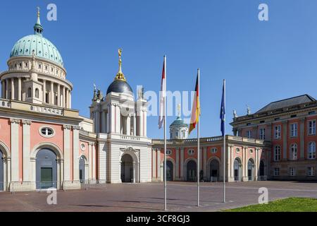 Potsdamer Stadtschloss und Landtag Brandenburg, Innenhof mit Fortuna Portal und Kuppel der Nikolaikirche im Hintergrund, P. Stockfoto