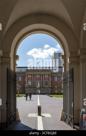 Potsdamer Stadtschloss und brandenburgischer Landtag, Blick durch das Fortuna Portal, Potsdam, Brandenburg, Deutschland Stockfoto