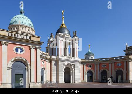 Potsdamer Stadtschloss und Landtag Brandenburg, Innenhof mit Fortuna Portal und Kuppel der Nikolaikirche im Hintergrund, P. Stockfoto
