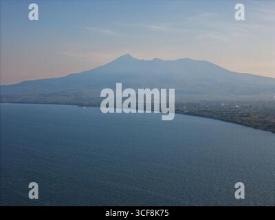 Granadas Stadtbild auf dem Hintergrund des mombacho-Vulkans aus der Vogelperspektive Stockfoto