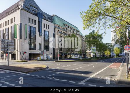 Leere Heinrich-Heine-Allee am Morgen in Düsseldorf, Nordrhein-Westfalen Stockfoto