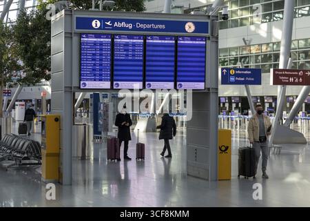 Flughafen Düsseldorf, DUS, Abflughalle, Terminal, Anzeigetafel, Flughafen International ist während der Corona-Krise abgesperrt, kaum Verkehr und nur Stockfoto
