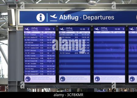 Flughafen Düsseldorf, DUS, Abflughalle, Terminal, Anzeigetafel, Flughafen International ist während der Corona-Krise abgesperrt, kaum Verkehr und nur Stockfoto