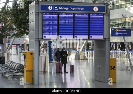 Flughafen Düsseldorf, DUS, Abflughalle, Terminal, Anzeigetafel, Flughafen International ist während der Corona-Krise abgesperrt, kaum Verkehr und nur Stockfoto