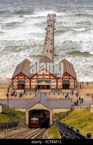 Blick von der Klippe auf die Saltburn Cliff Tramway, eine wasserbalancierte Seilbahn, und den berühmten viktorianischen Pier in North Yorkshire, Großbritannien. Stockfoto